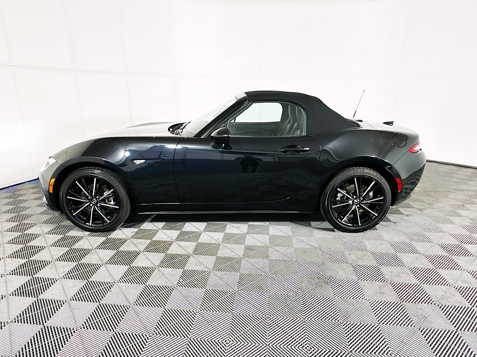 Used 2024 MAZDA MX-5 Miata Grand Touring RWD image 6