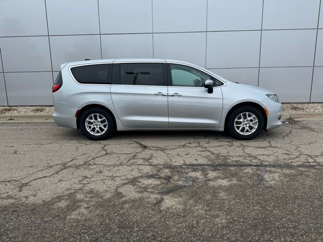 Used 2023 Chrysler Voyager LX image 33