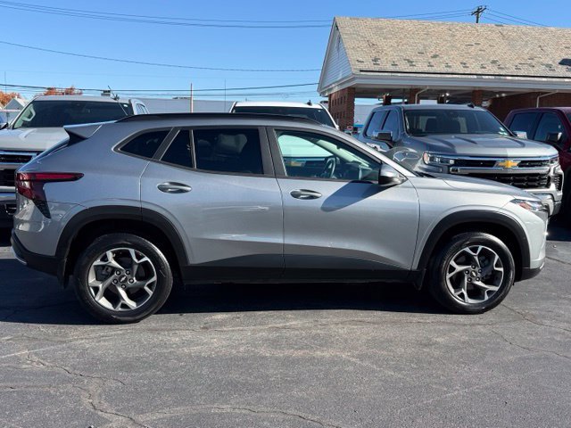 Used 2024 Chevrolet Trax LT w/ Driver Confidence Package FWD image 8