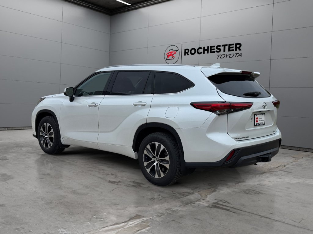 Used 2022 Toyota Highlander XLE AWD/4WD image 3