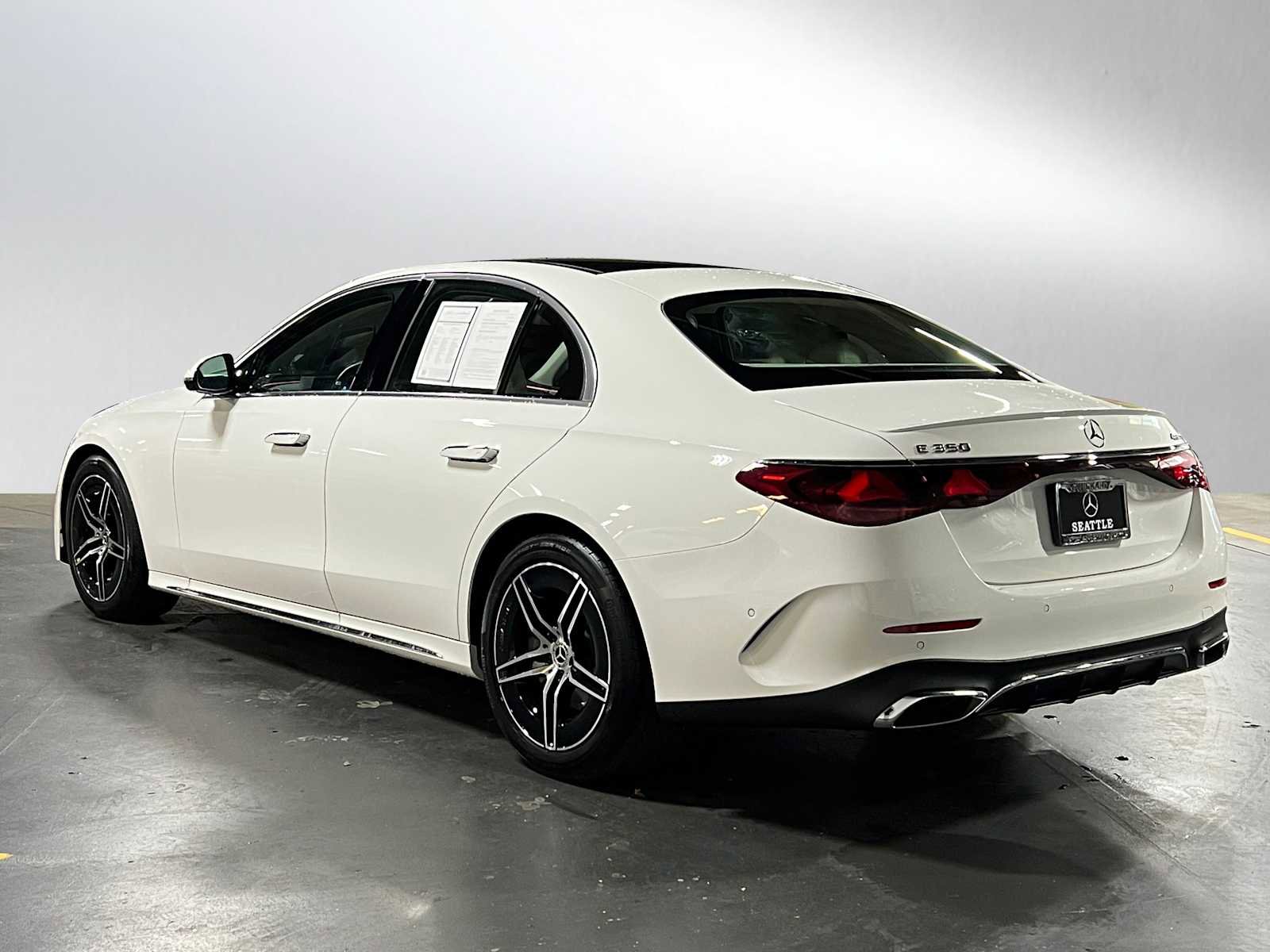 Used 2025 Mercedes-Benz E 350 4MATIC Sedan image 5