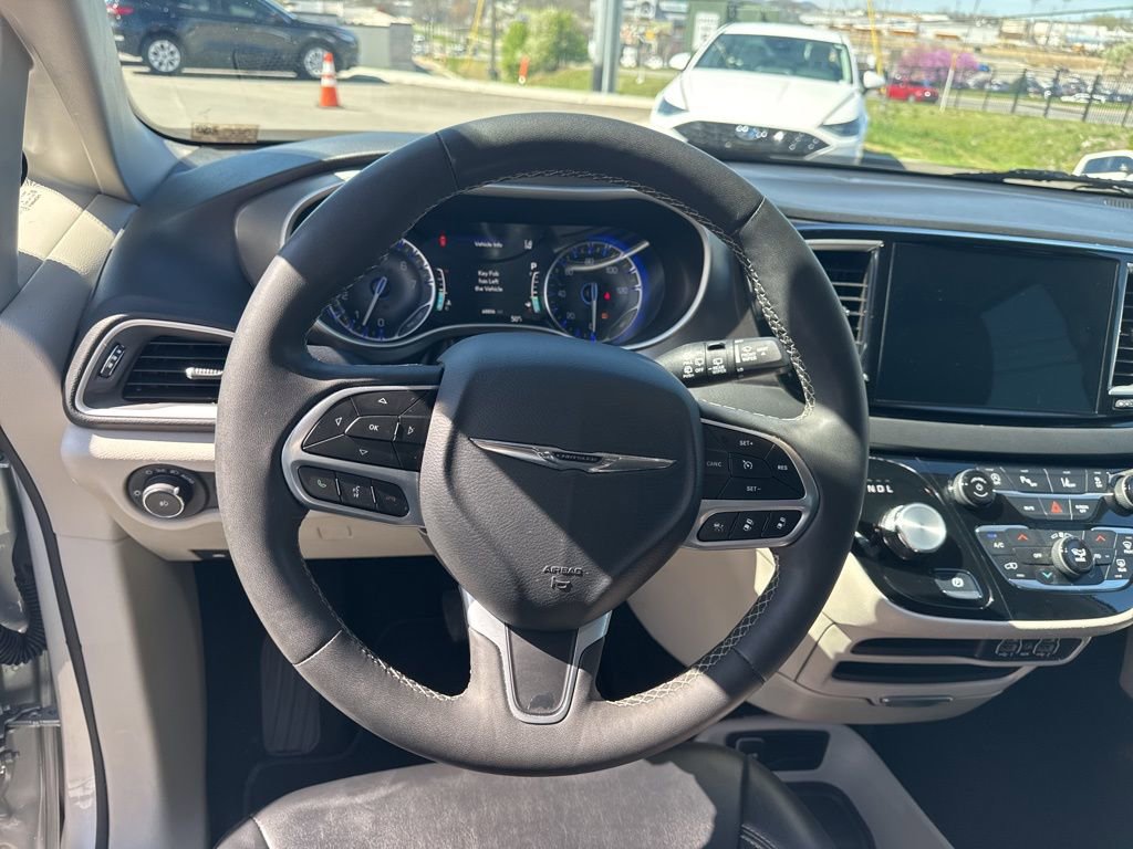 Used 2024 Chrysler Pacifica Touring-L image 13
