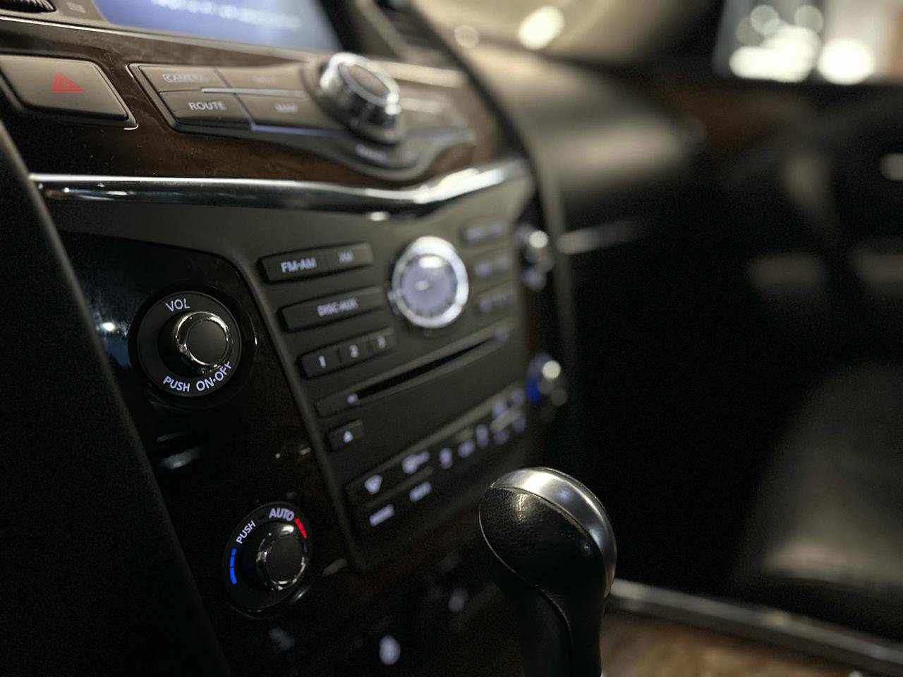 Used 2011 INFINITI QX56 4WD w/ Deluxe Touring Pkg image 25