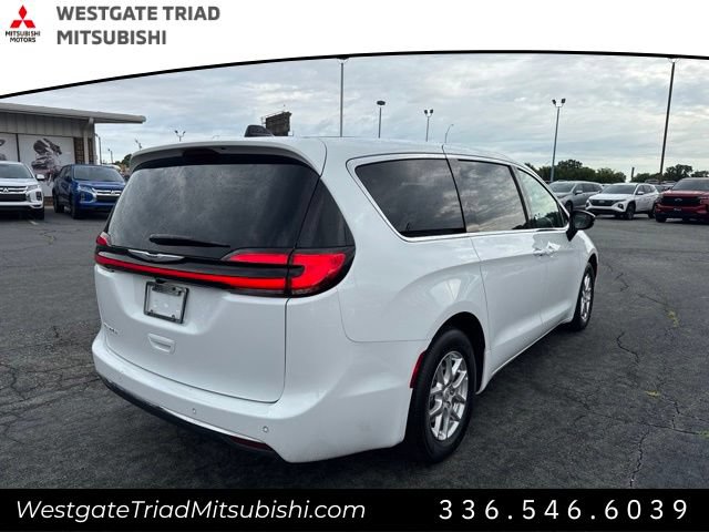 Used 2026 Chrysler Pacifica Select FWD image 4