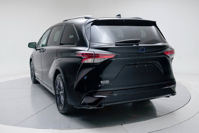 Used 2025 Toyota Sienna XSE w/ XSE Plus Package AWD/4WD image 3