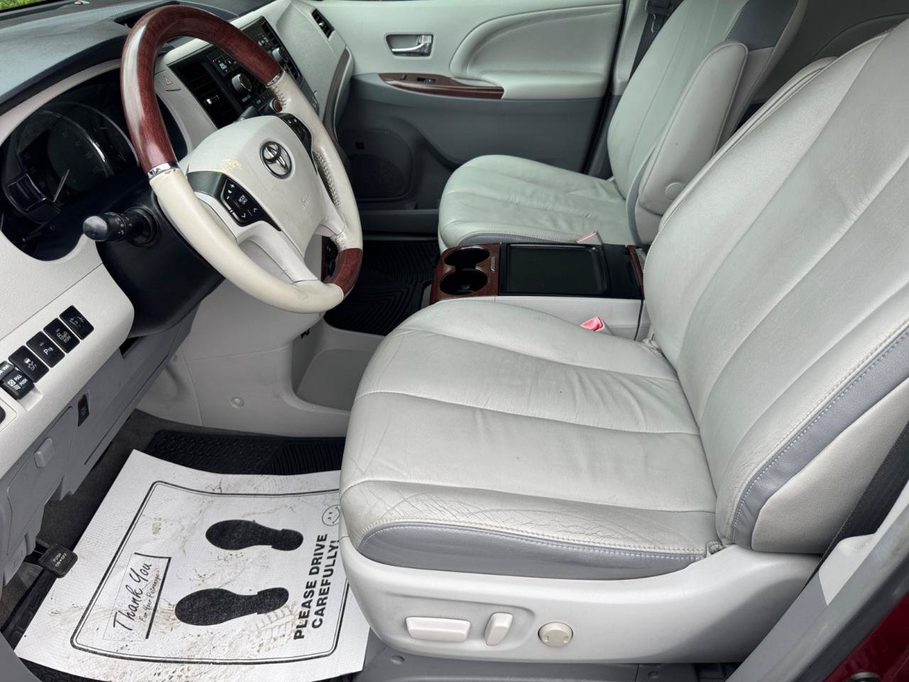 Used 2014 Toyota Sienna Limited w/ Limited Convenience Package FWD image 5