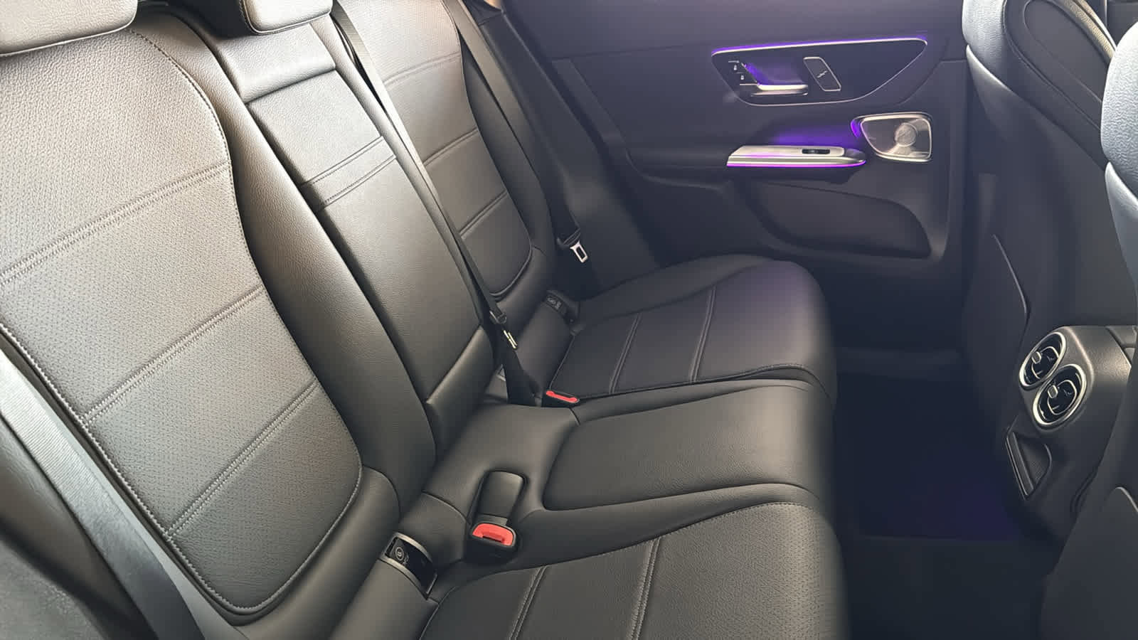 Used 2025 Mercedes-Benz GLC 300 4MATIC image 33