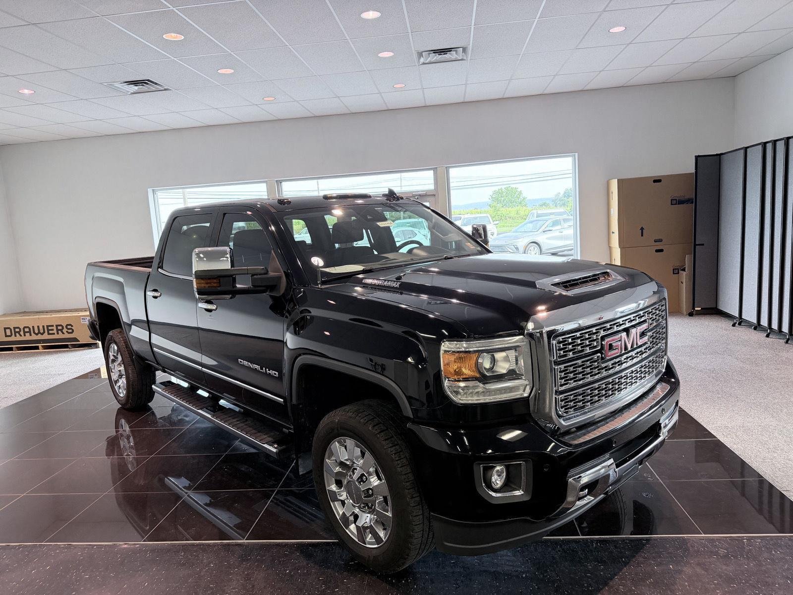 Used 2018 GMC Sierra 2500 Denali w/ Duramax Plus Package AWD/4WD image 7