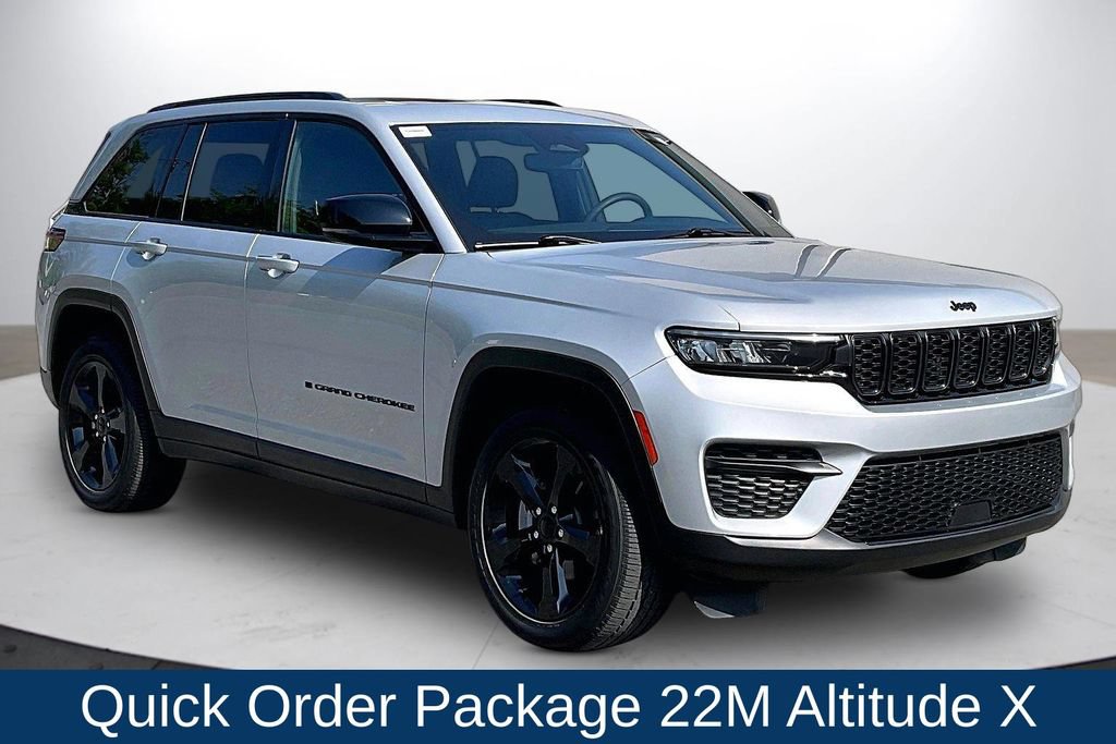 Used 2023 Jeep Grand Cherokee Altitude AWD/4WD image 2