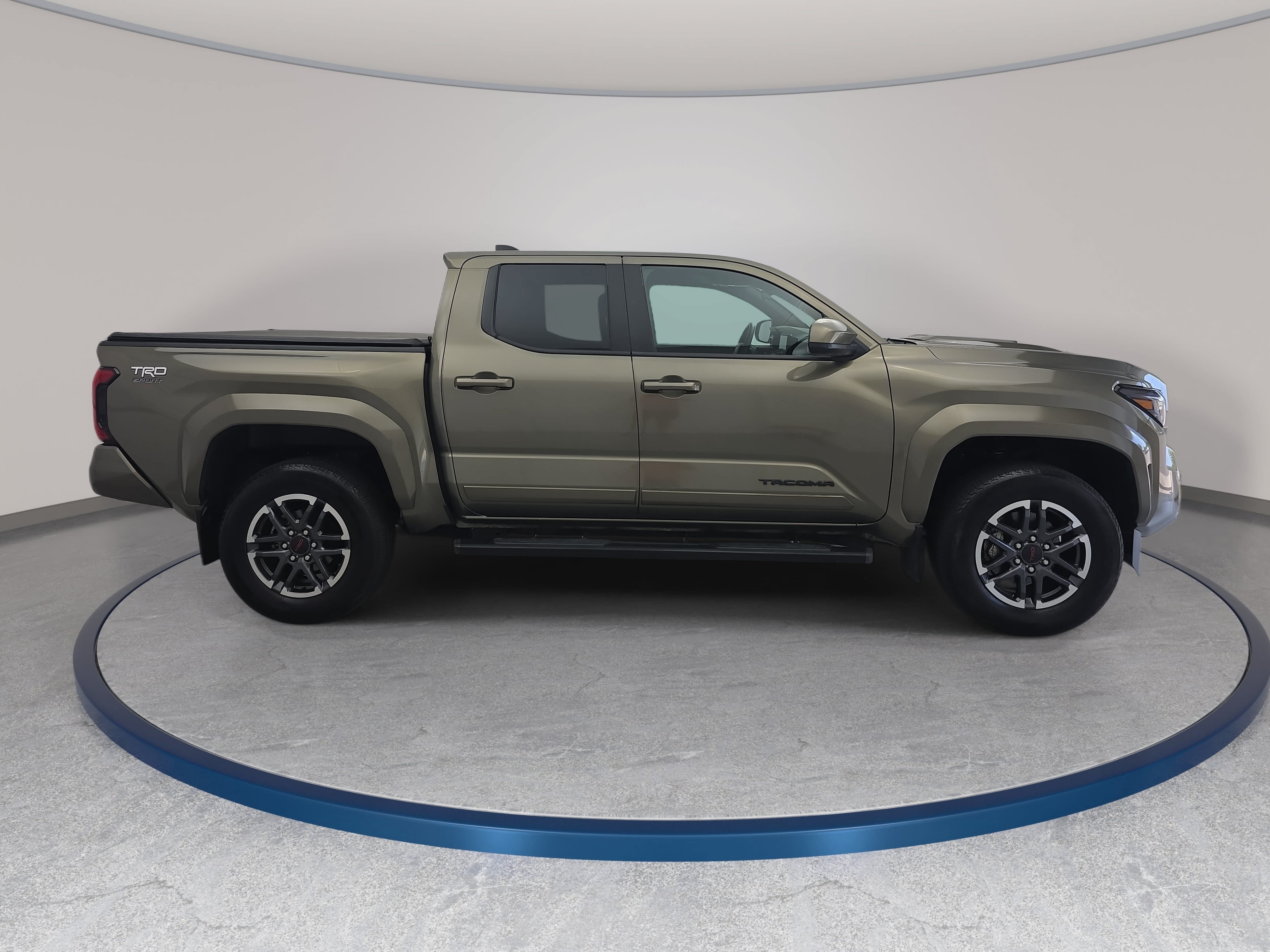 Used 2024 Toyota Tacoma TRD Sport AWD/4WD image 4