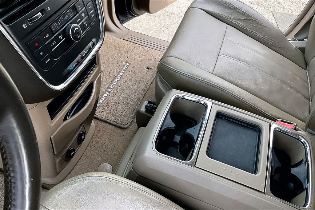 Used 2014 Chrysler Town & Country Touring FWD image 14