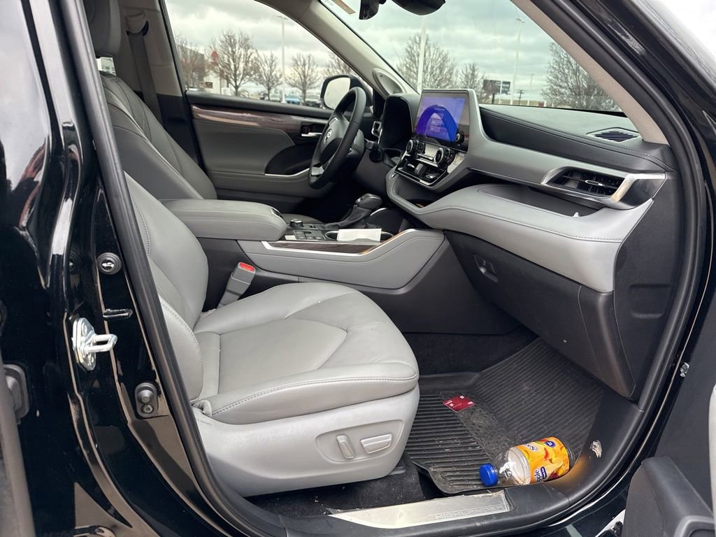 Used 2025 Toyota Highlander Platinum image 18