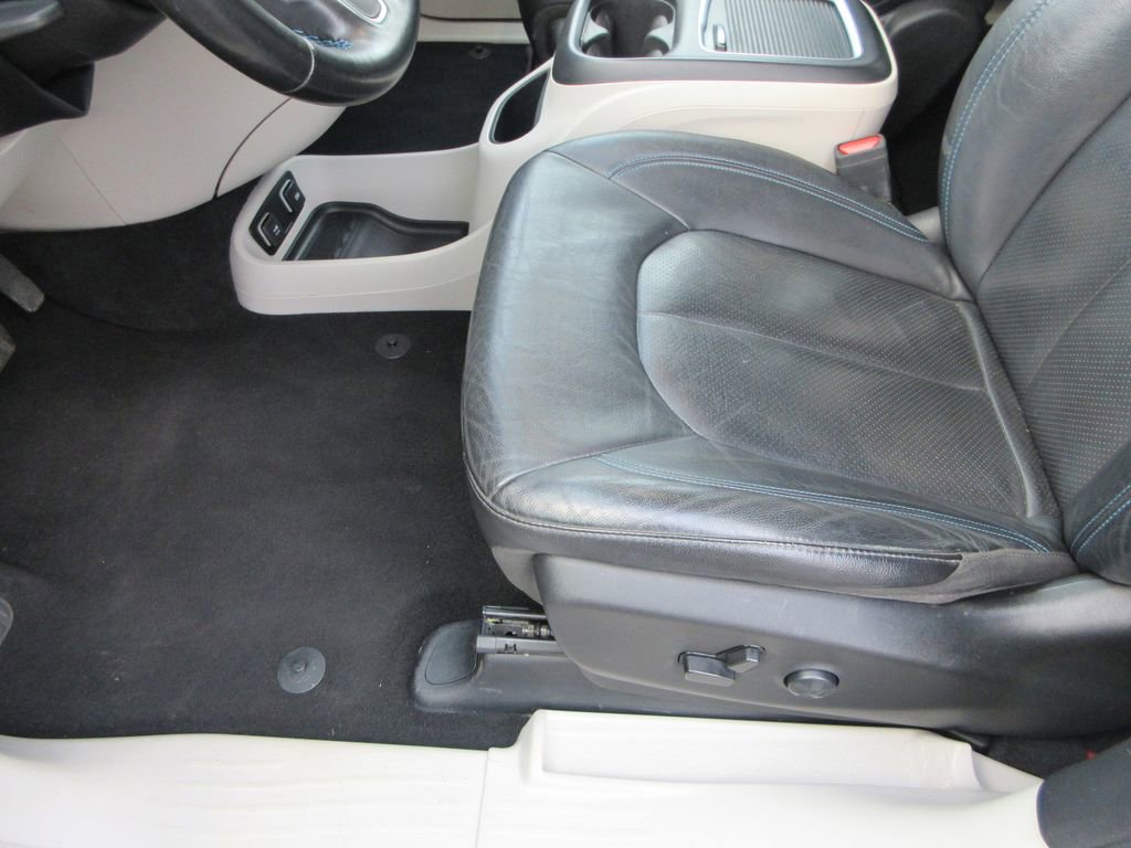 Used 2021 Chrysler Pacifica Touring-L image 23