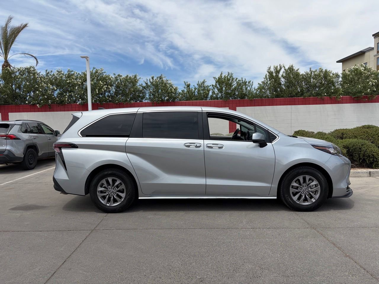 Used 2023 Toyota Sienna XLE FWD image 3