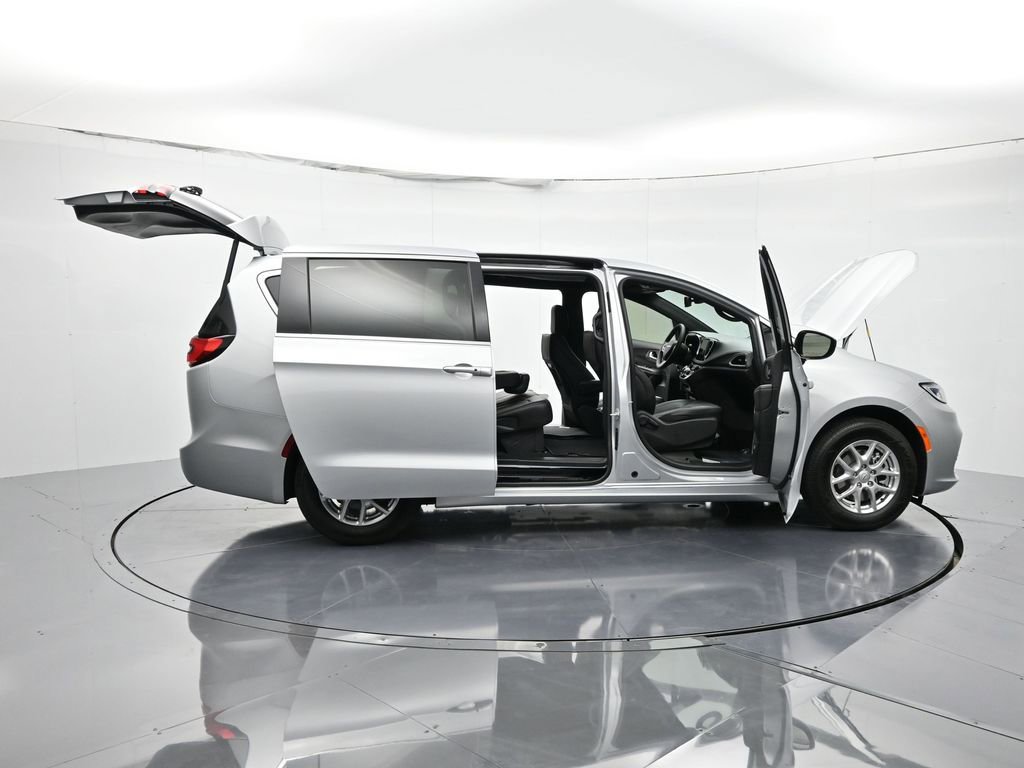 New 2026 Chrysler Pacifica Select FWD image 29