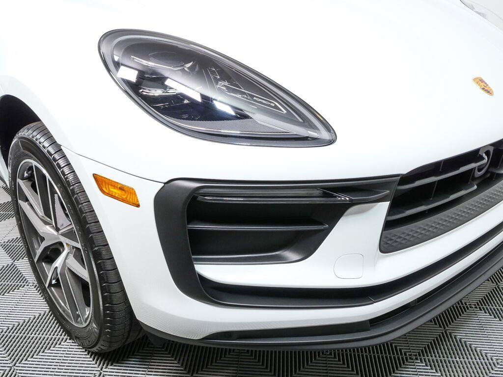 Certified 2026 Porsche Macan AWD/4WD image 38