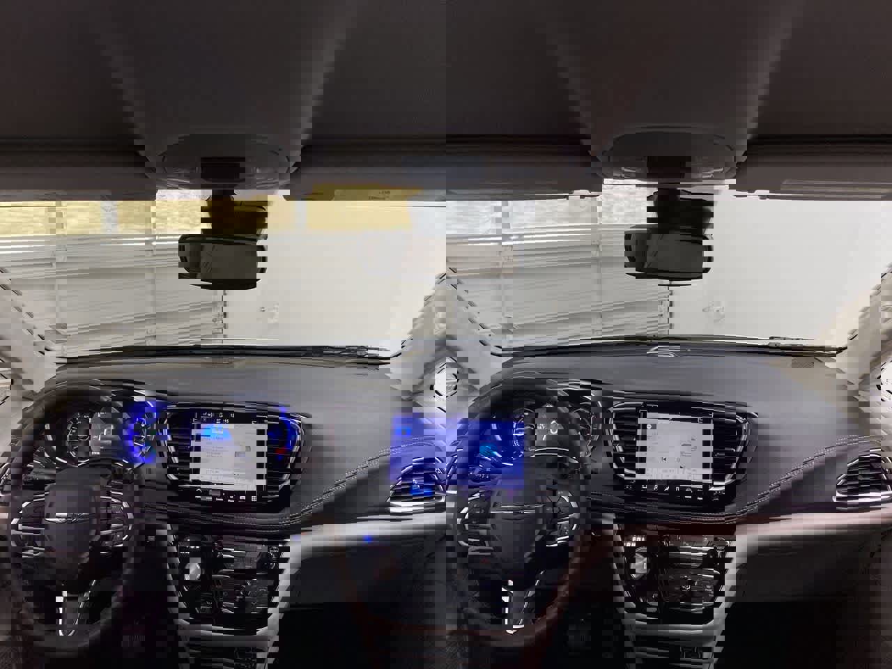 Used 2023 Chrysler Pacifica Touring-L image 13