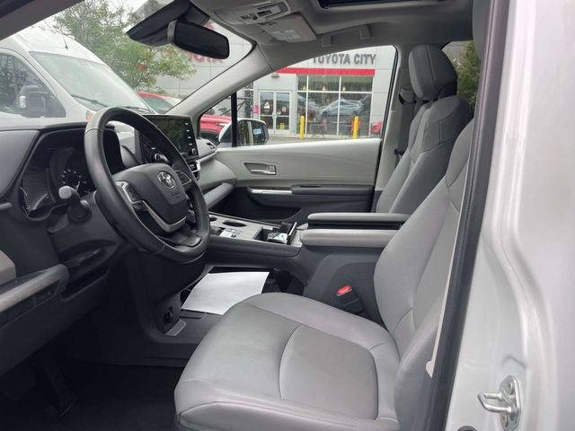 Certified 2024 Toyota Sienna XLE FWD image 17