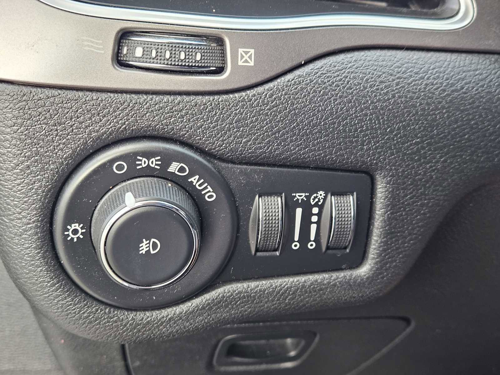 Used 2020 Jeep Cherokee Latitude Plus FWD image 21
