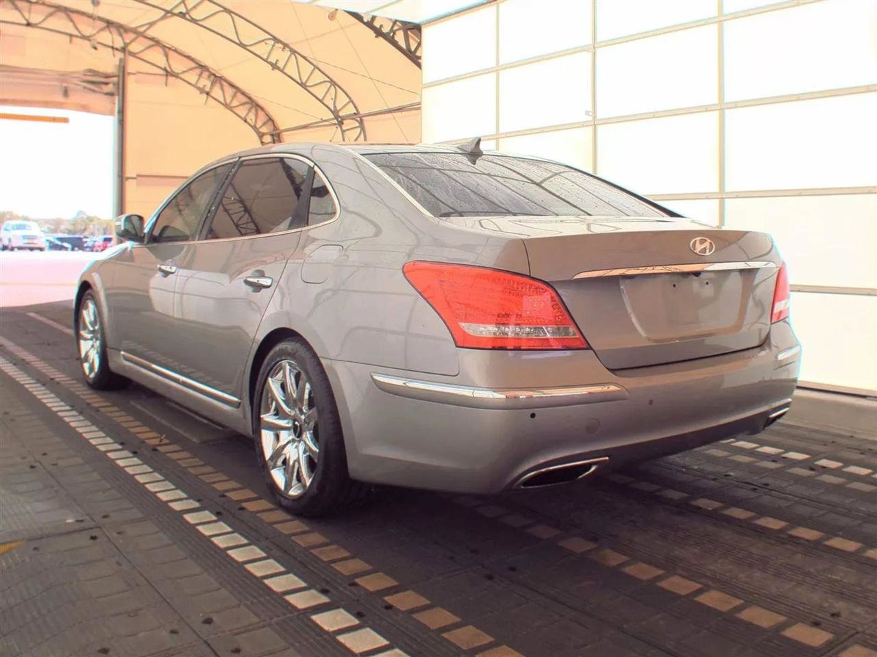 Used 2012 Hyundai Equus Signature RWD image 8