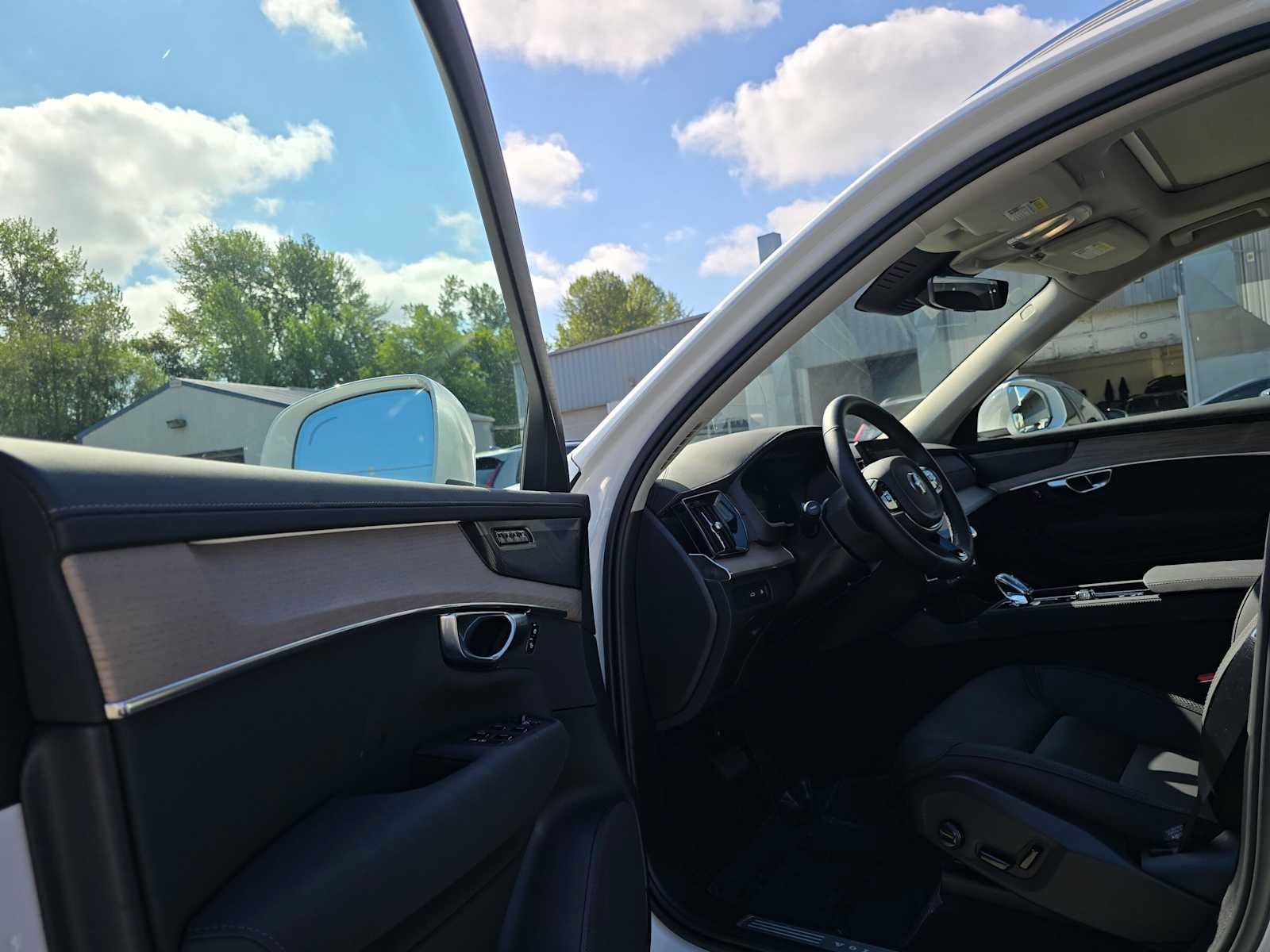 Used 2025 Volvo XC90 T8 Plus w/ Protection Package Premier AWD/4WD image 21