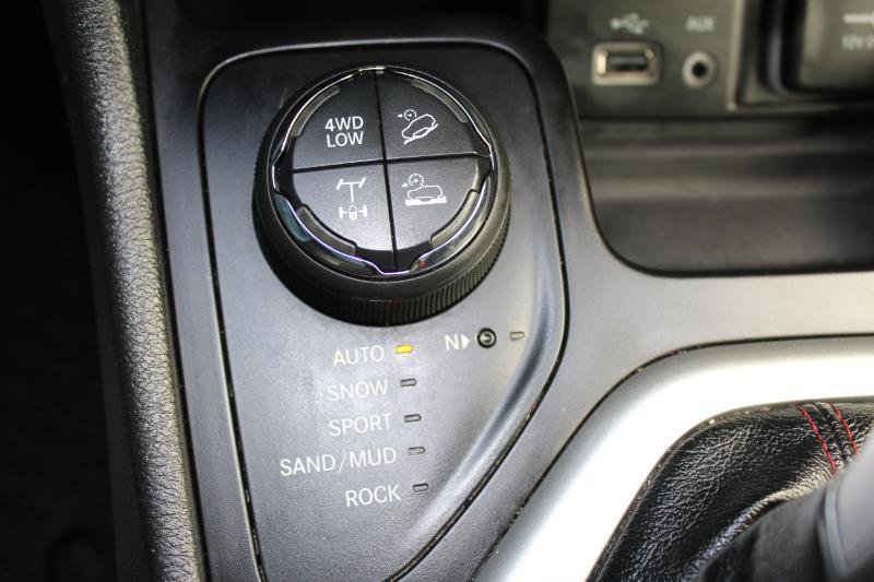 Used 2017 Jeep Cherokee Trailhawk AWD/4WD image 31