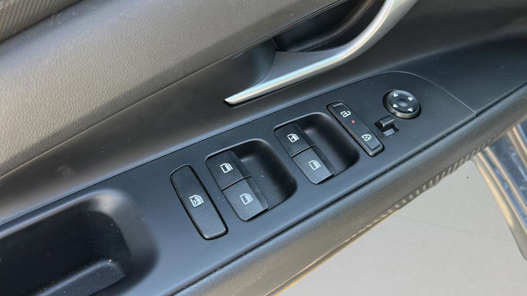 Certified 2025 Hyundai Elantra SE image 10