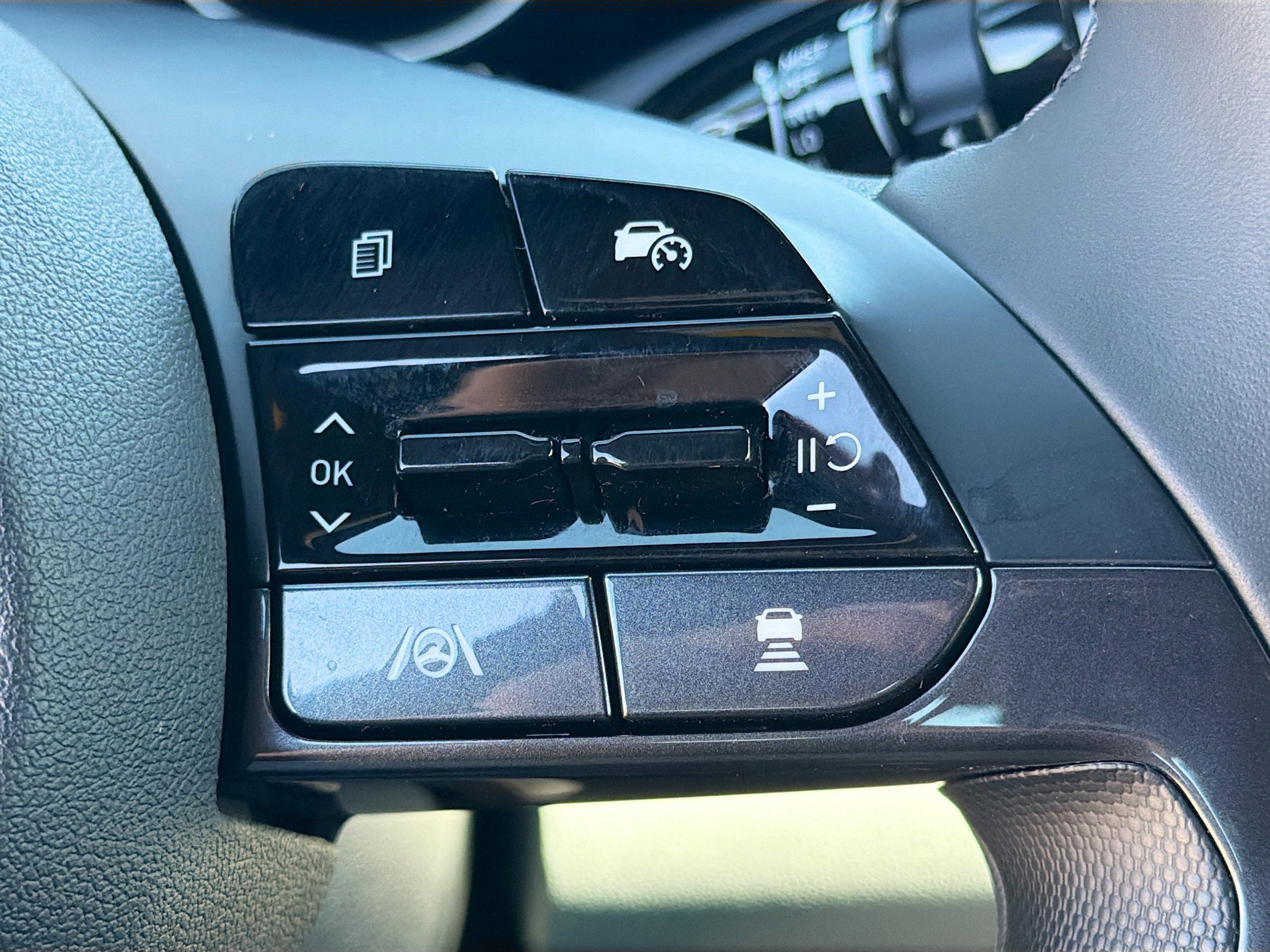 Used 2025 Hyundai Elantra Limited image 34