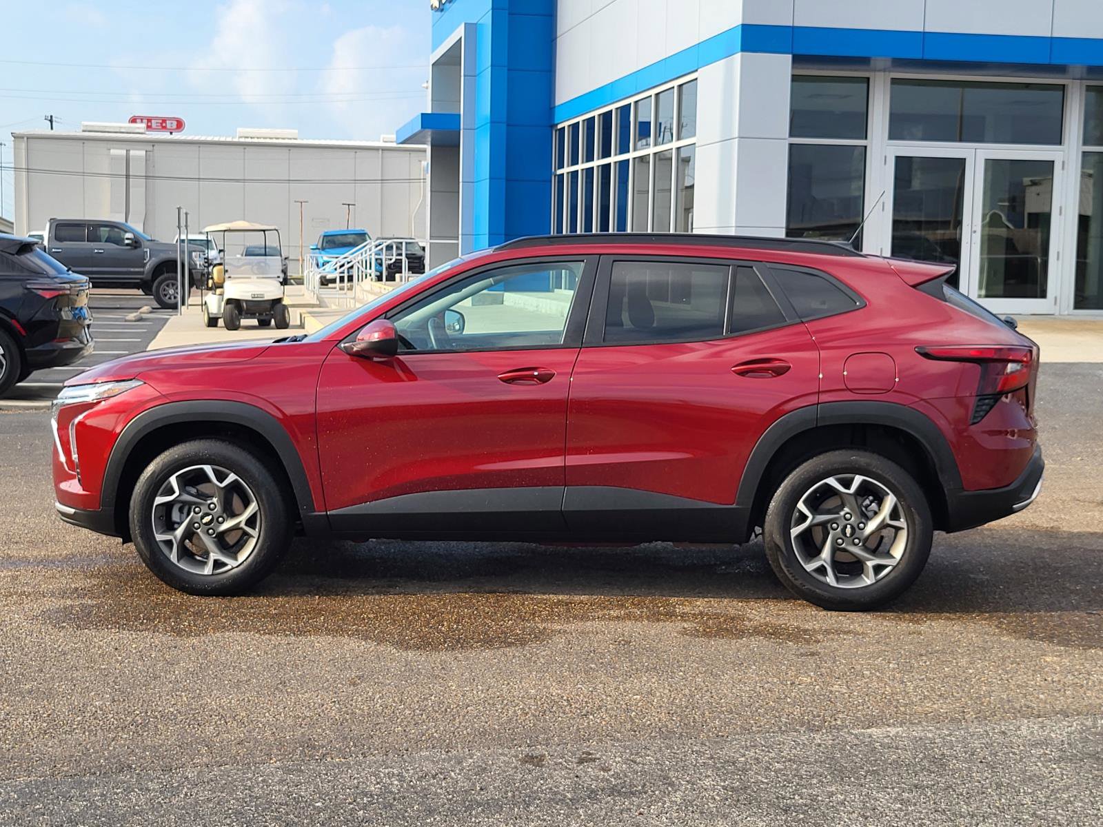 Used 2025 Chevrolet Trax LT w/ LT Convenience Package image 2