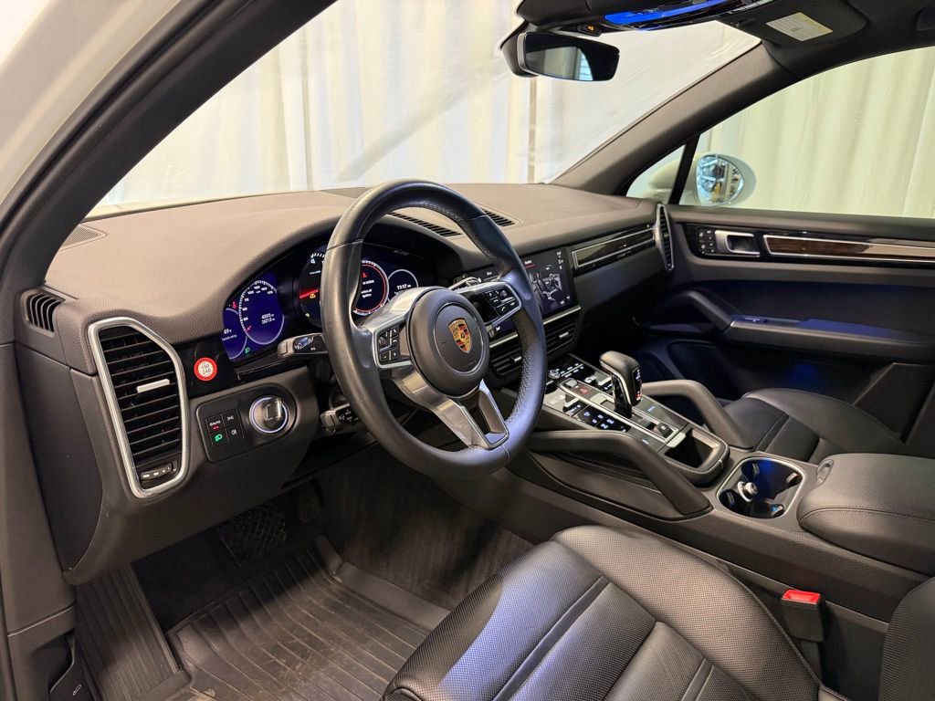 Certified 2023 Porsche Cayenne Platinum Edition image 4