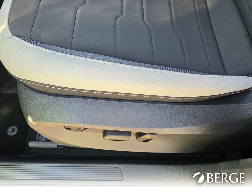 New 2026 Volkswagen Taos SE FWD image 16