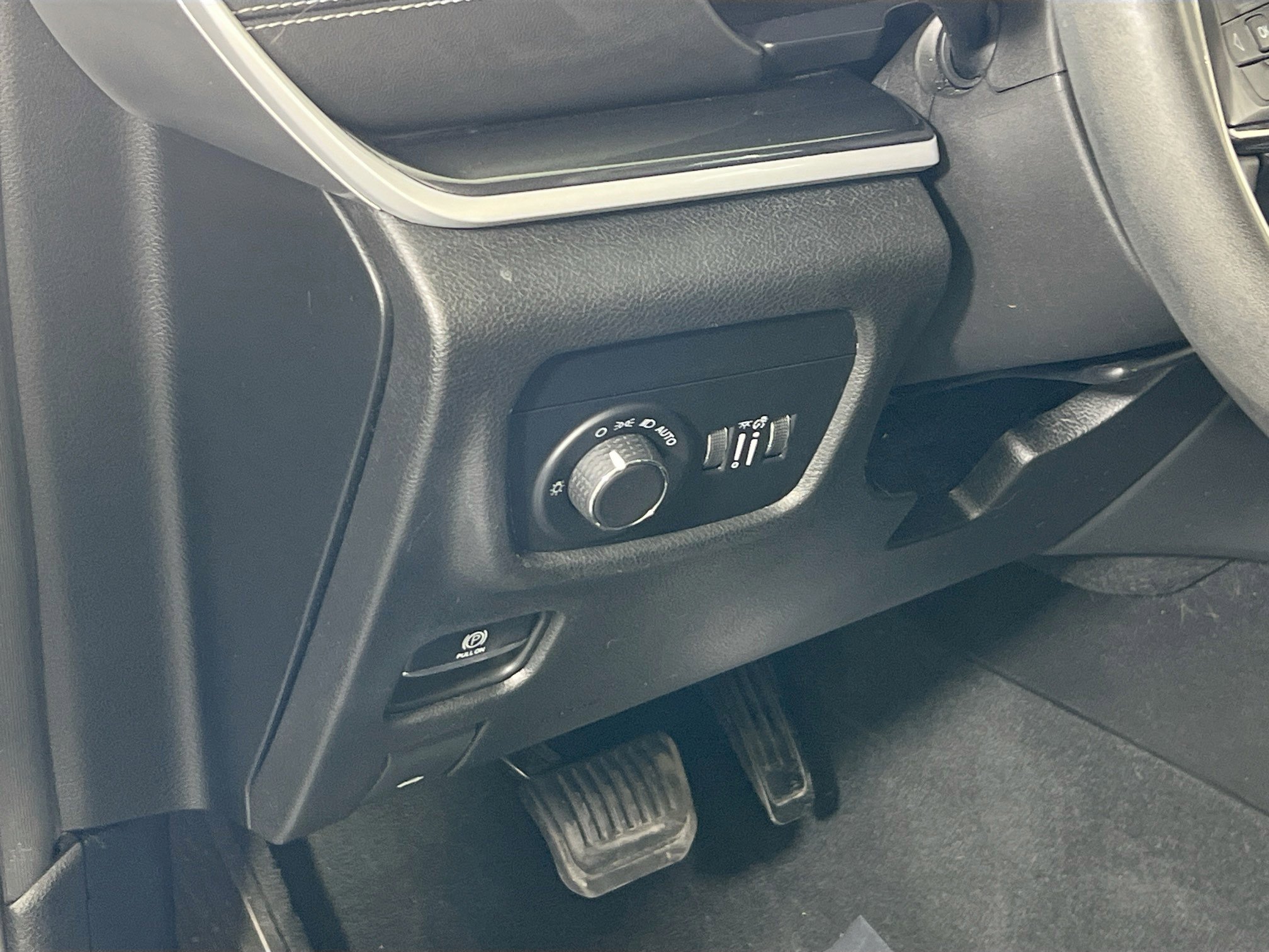 Used 2023 Jeep Grand Cherokee Altitude AWD/4WD image 10