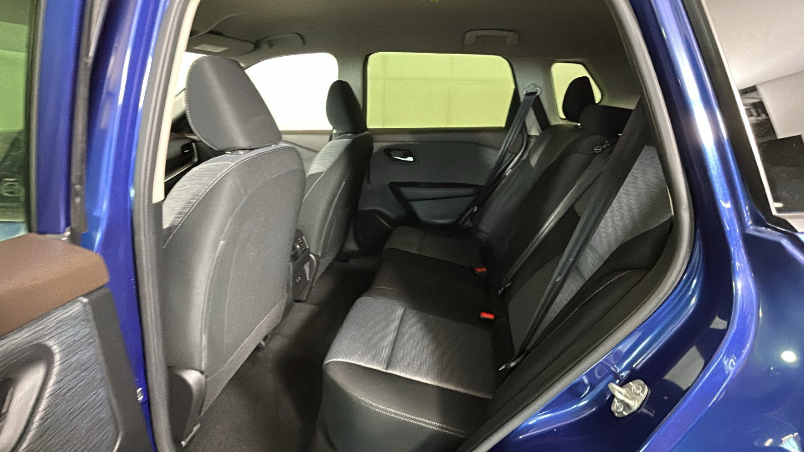Used 2023 Nissan Rogue SV AWD/4WD image 32
