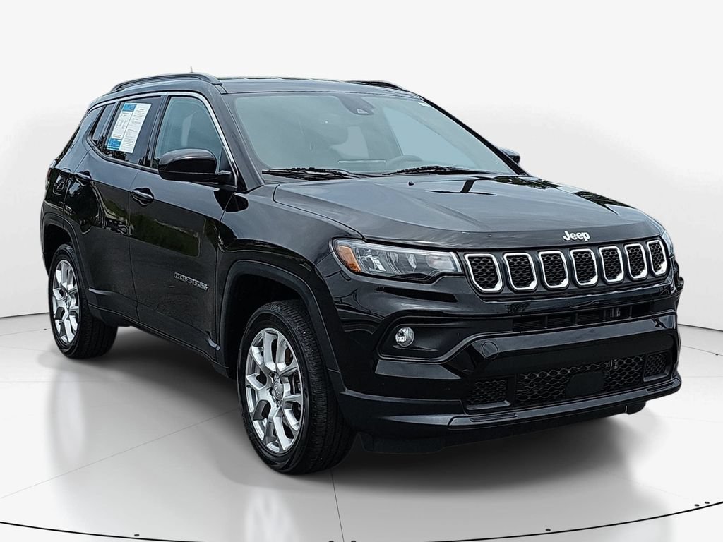 Used 2023 Jeep Compass Latitude AWD/4WD image 3