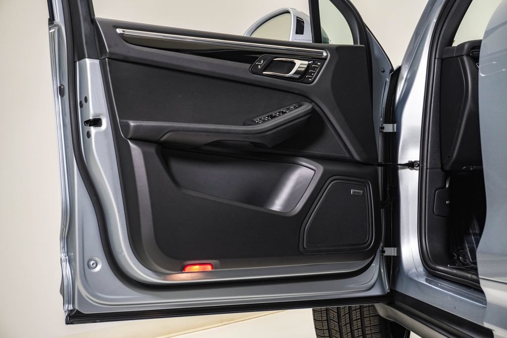 Certified 2026 Porsche Macan AWD/4WD image 25