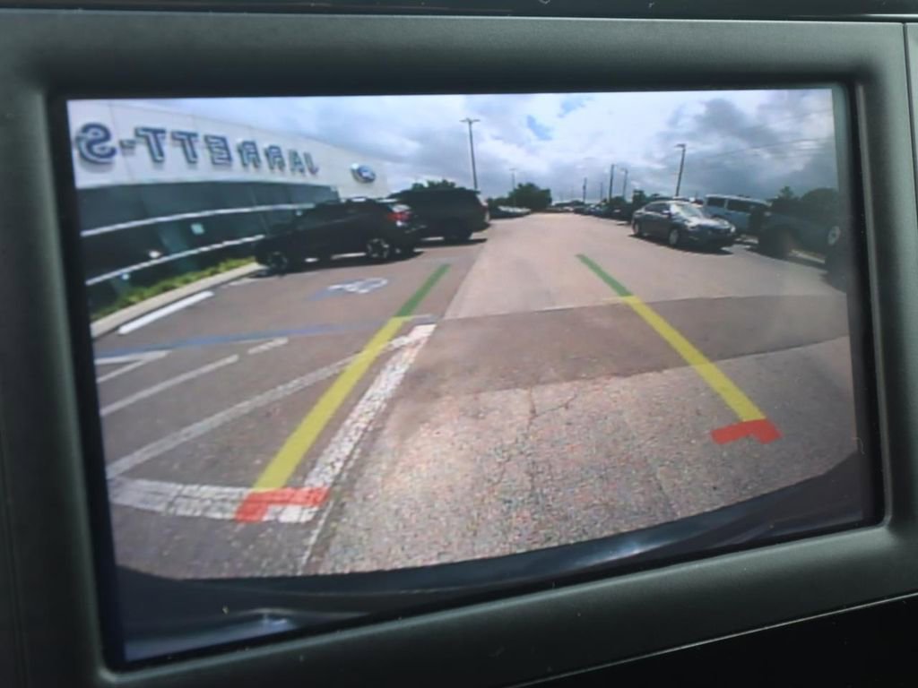 Used 2023 Chrysler Voyager LX image 4