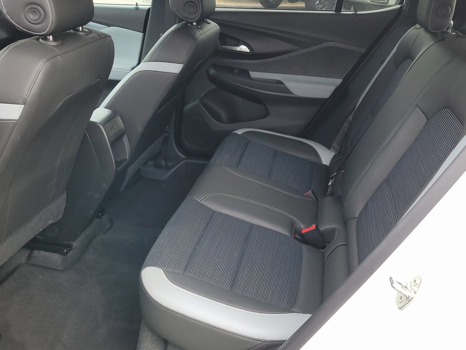 Used 2024 Buick Envista Preferred w/ Advanced Safety Package image 8