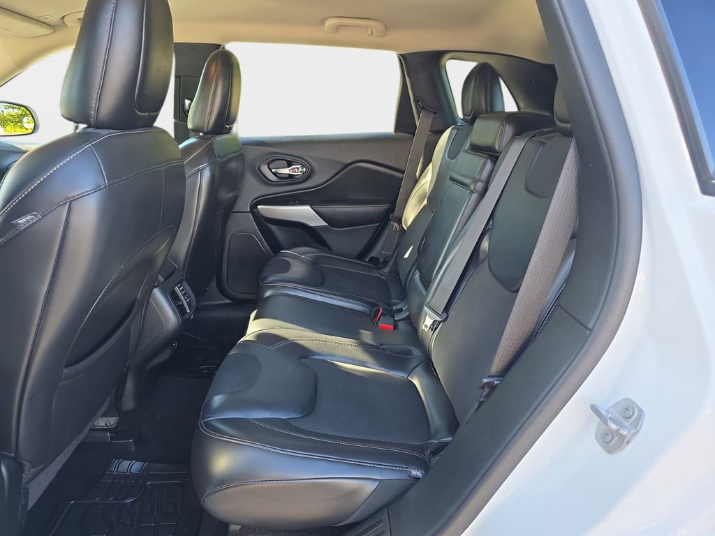 Used 2018 Jeep Cherokee Latitude Plus AWD/4WD image 16