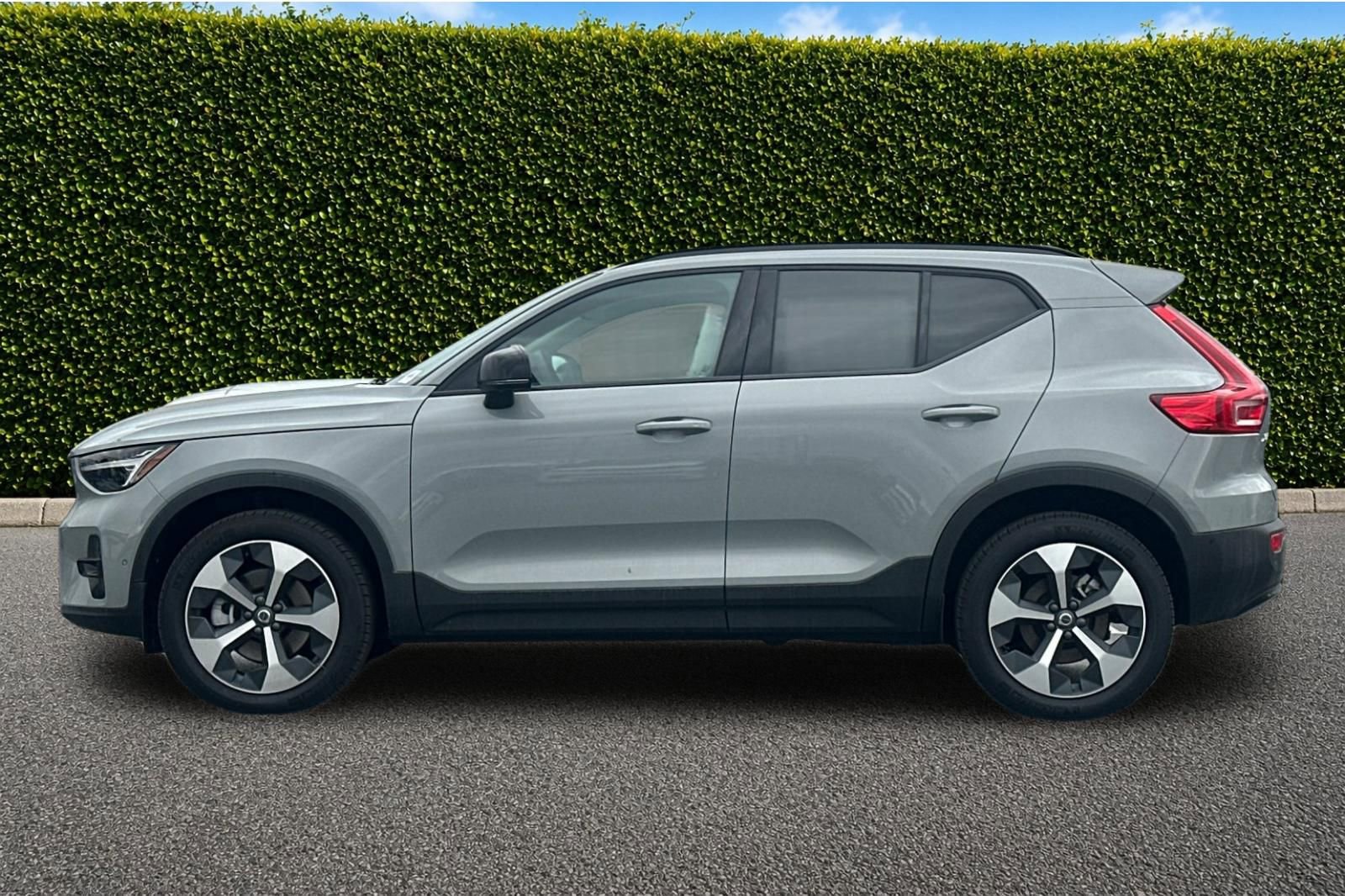New 2026 Volvo XC40 B5 Plus w/ Protection Package Premier AWD/4WD image 3