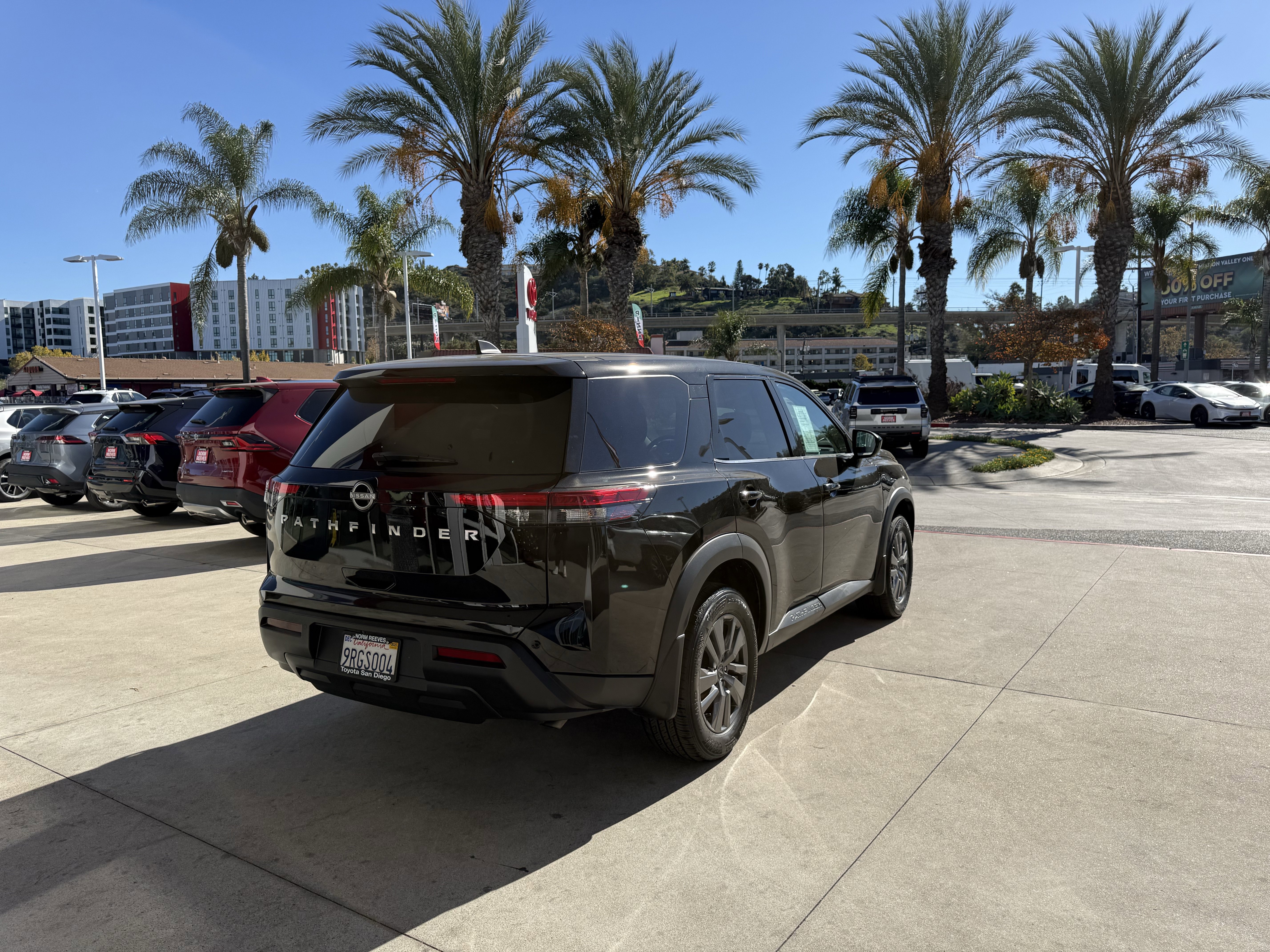 Used 2024 Nissan Pathfinder S image 27