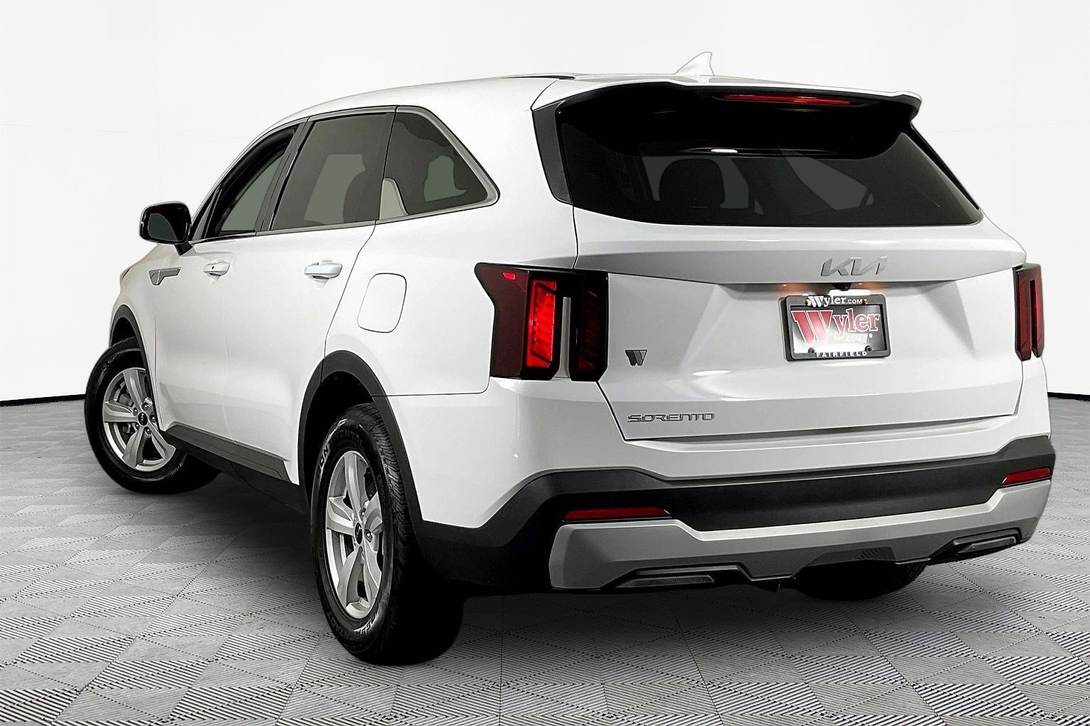 Certified 2025 Kia Sorento LX FWD image 4