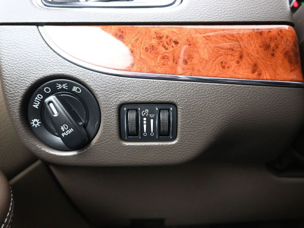 Used 2014 Chrysler Town & Country Touring image 22