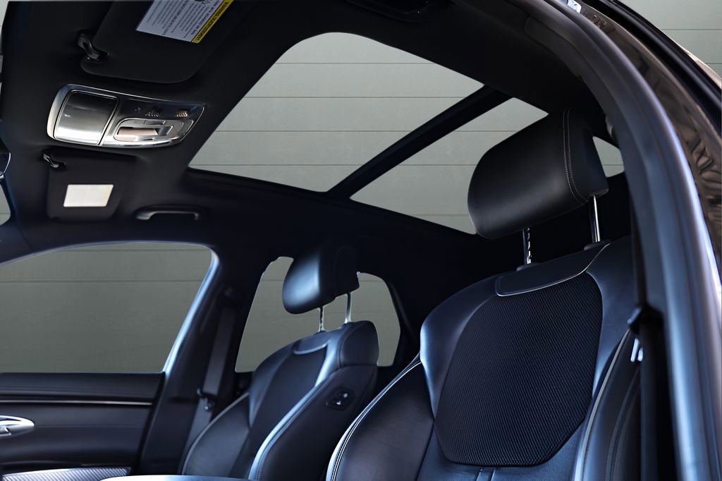 Used 2023 Genesis GV70 2.5T w/ Sport Prestige Package image 2