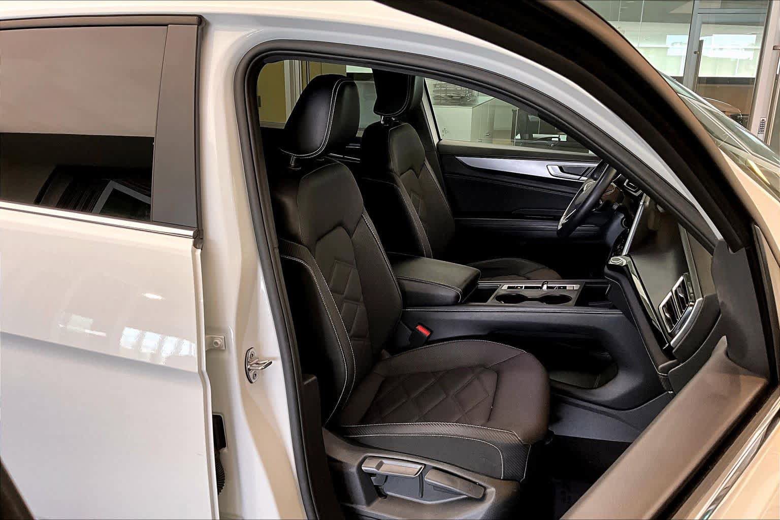Used 2024 Volkswagen Atlas Cross Sport SE FWD image 9