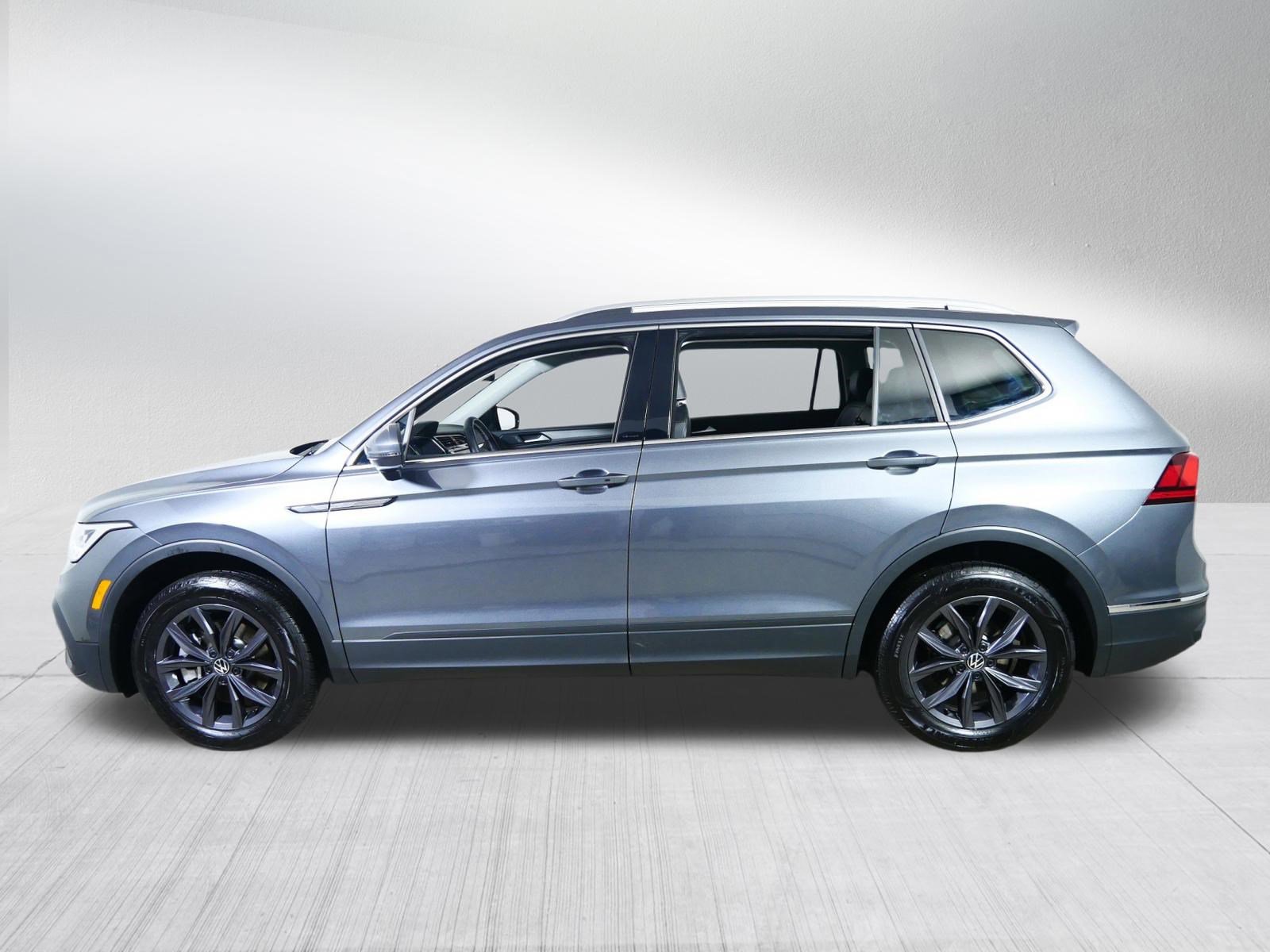 Used 2024 Volkswagen Tiguan SE w/ Panoramic Sunroof Package image 4