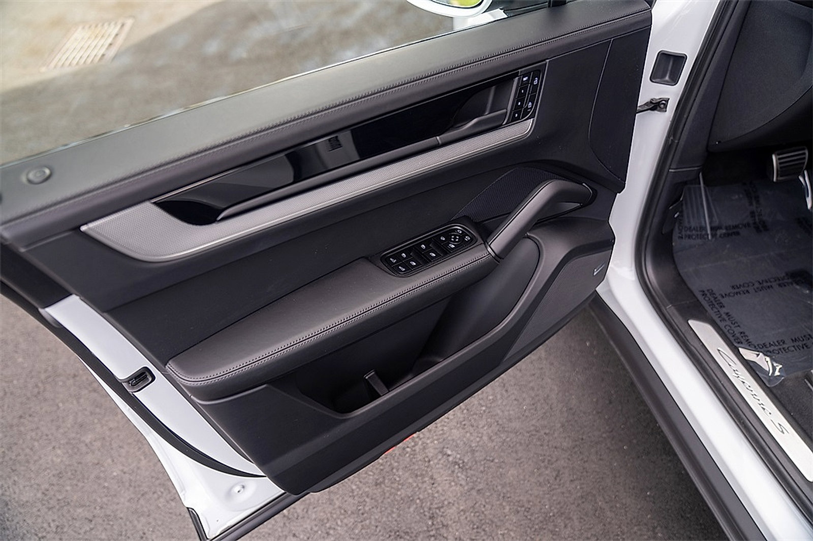 Used 2025 Porsche Cayenne S image 16