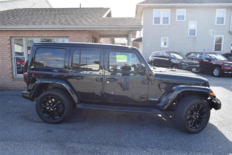Used 2021 Jeep Wrangler Unlimited Sahara image 2