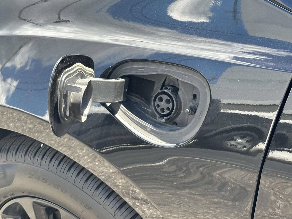 Used 2023 Chrysler Pacifica Limited w/ Uconnect Theater Family Group FWD image 10
