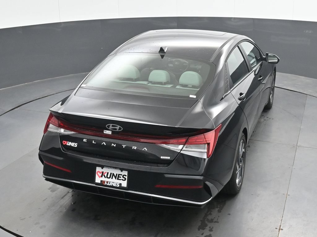 Certified 2026 Hyundai Elantra Limited w/ Cargo Package FWD image 31