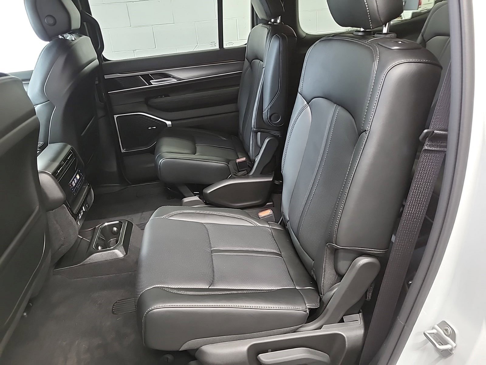 Used 2025 Jeep Wagoneer Series II AWD/4WD image 10